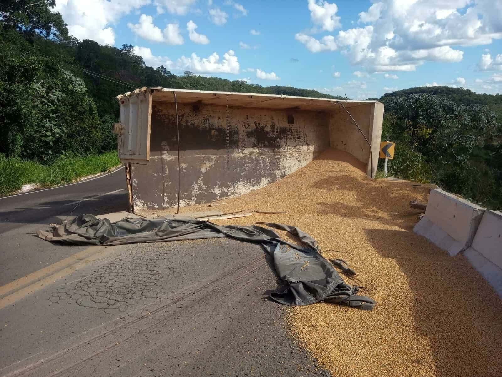 Imagem de compartilhamento para o artigo Caminhão carregado com milho tomba na MS-430 após perder o freio em descida da serra em São Gabriel do Oeste da MS Todo dia